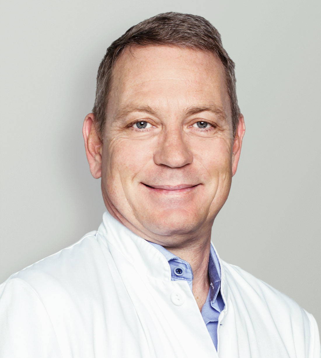 Portraitbild von Dr. med. Oliver Knutti, Inhaber der Neurochirurgie Knutti, Cham, Zug, Zürich